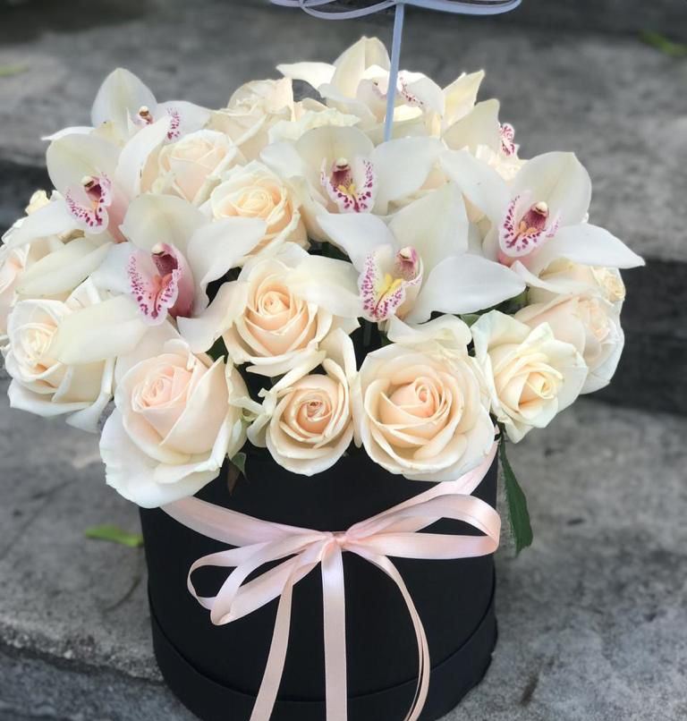 Композиция из живых цветов Инь и Ян Цветочная композиция из Розы и Орхидеи